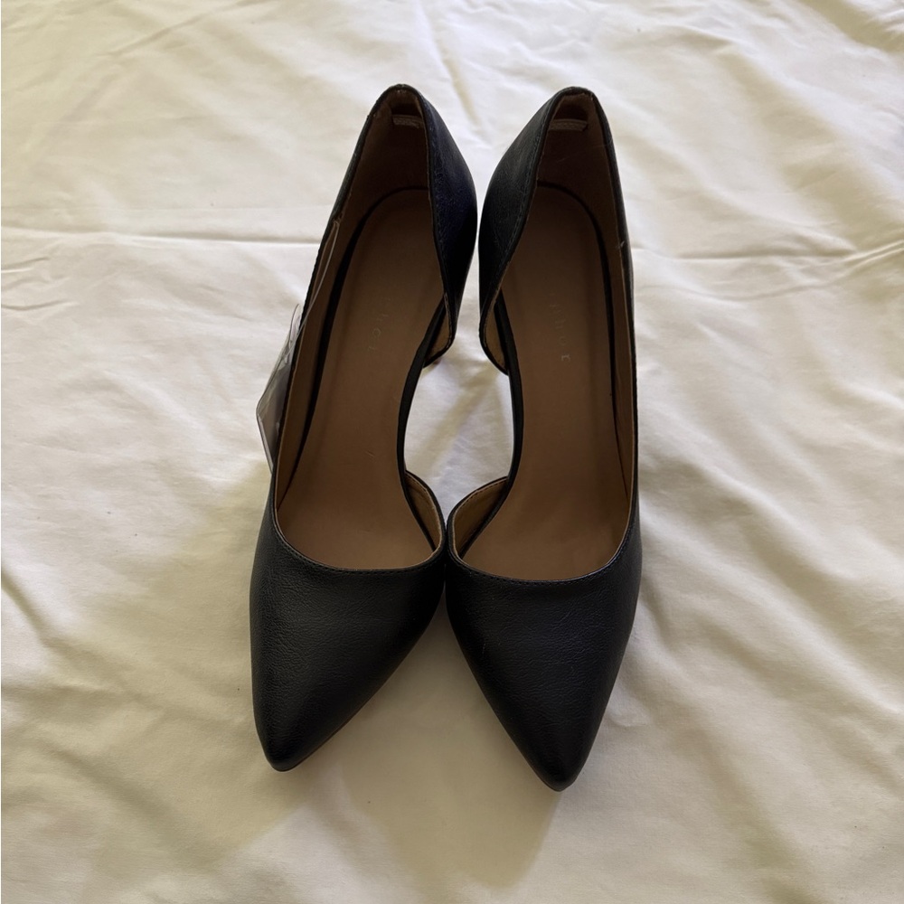 Black pumps